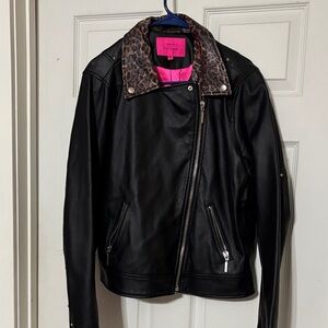 Betsy Johnson Torrid size 2 Black faux Leather Jacket with Animal Print Collar